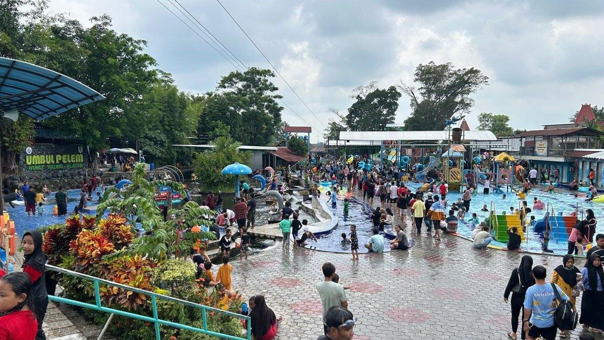 OBYEK WISATA KLATEN: Suasana Umbul Pelem ramai dipadati pengunjung libur panjang di Desa Wunut