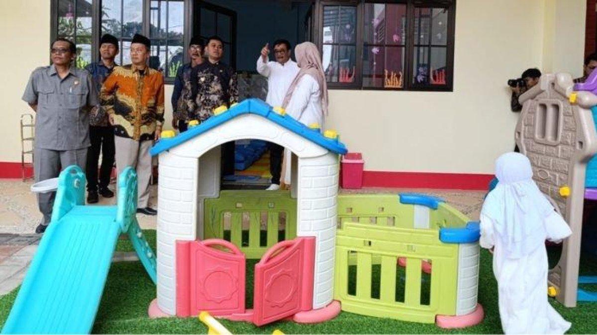 100 HARI KERJA - Suasana Wali Kota Blitar, Mas Ibin bersama Ketua Pembinan Yayasan Mekar Bangsa, Djarot Saiful Hidayat, saat melihat fasilitas TK Al Azhar Blitar , Kamis (10/4/2025). Dalam peresmian tersebut, Mas Ibin mengatakan bahwa Pemkot Blitar membuka lebar Peluang kepada yayasan sekolah swasta yang ingin mengembangkan pendidikan berkualitas di Kota Blitar.