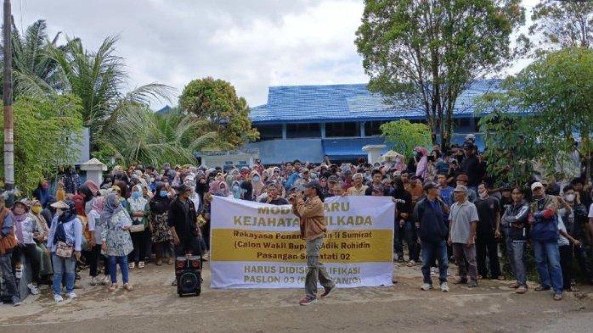 PSU BENGKULU SELATAN - Suasana aksi demo tim pendukung 02 Suryatati-Ii Sumirat di Kantor Bawaslu Bengkulu Selatan, Senin (28/4/2025). Paslon Bupati Suryatati-Ii Sumirat gugat hasil PSU Pilkada Bengkulu Selatan ke MK.