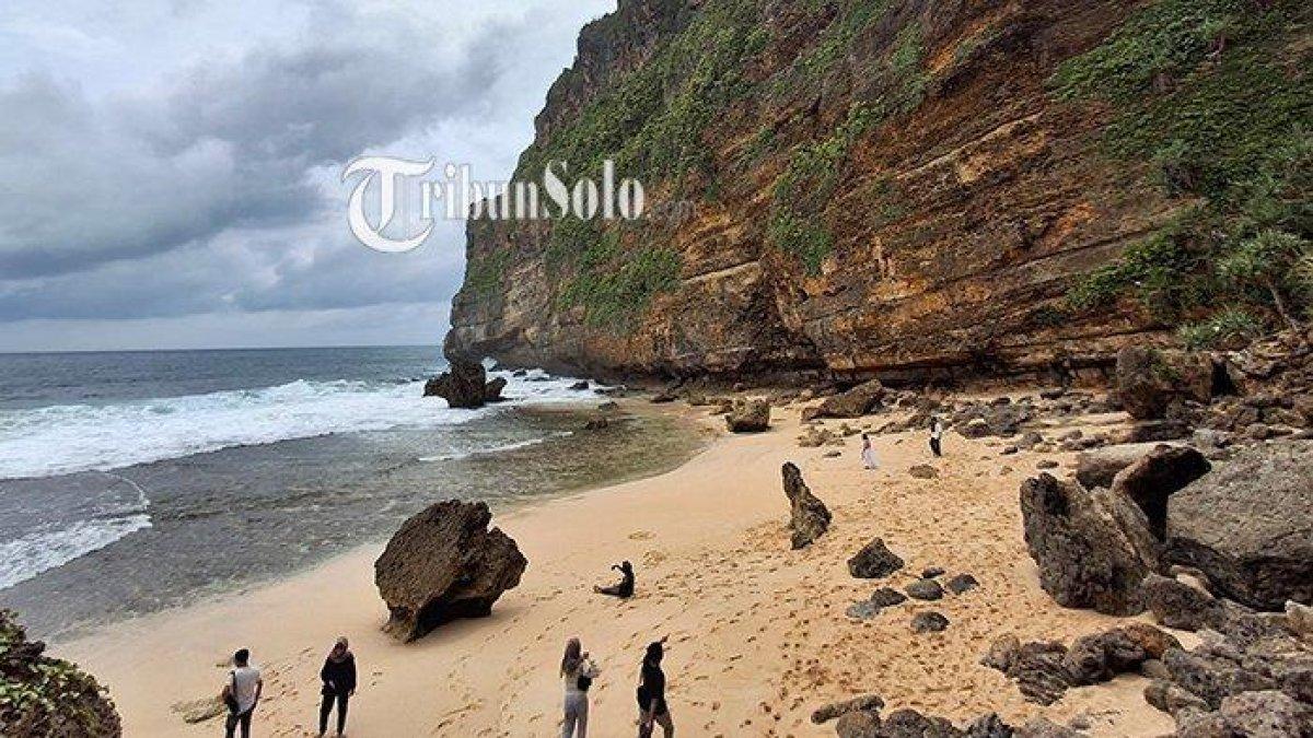 WISATA WONOGIRI: Suasana alami di Pantai Karang Payung