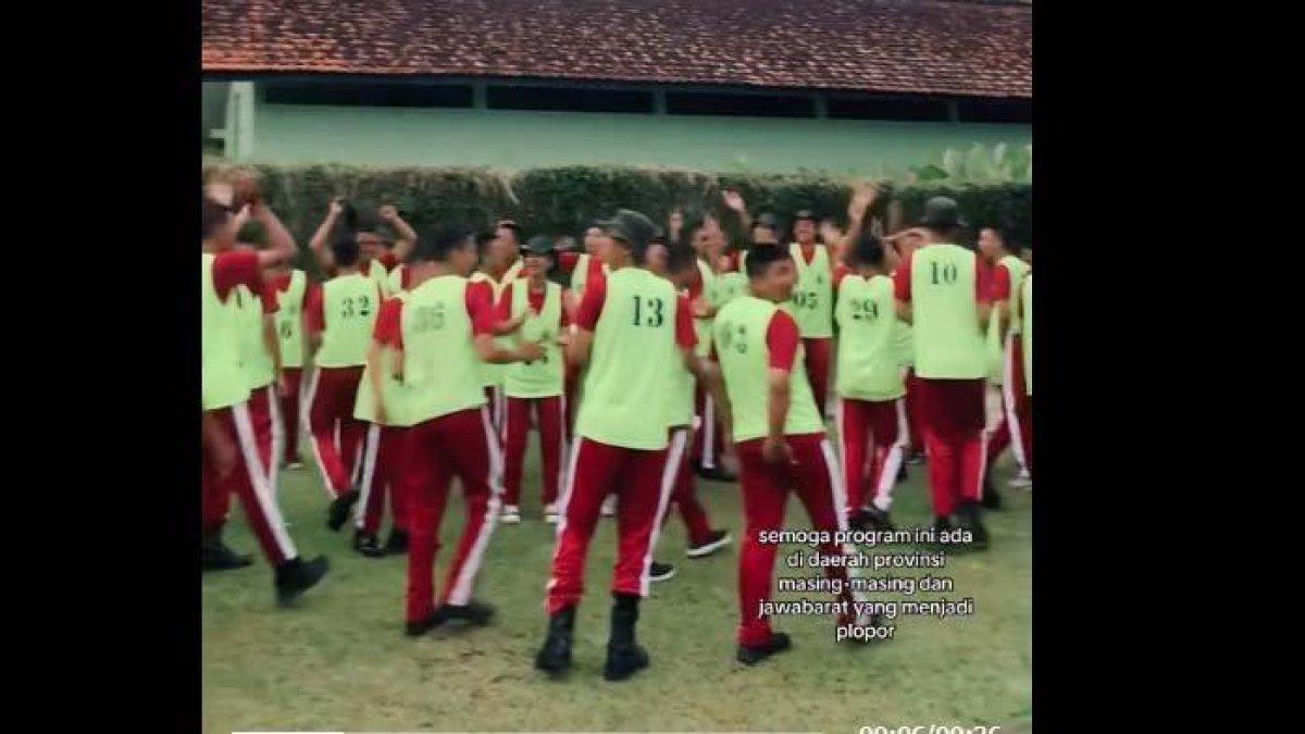 SUASANA BARAK MILITER: Tangkapan layar bocoran suasana barak militer dari pelajar yang ikut program Dedi Mulyadi. Pelajar tersebut mengungkap alasannya ke barak padahal tidak nakal, disadur pada Kamis (22/5/2025).