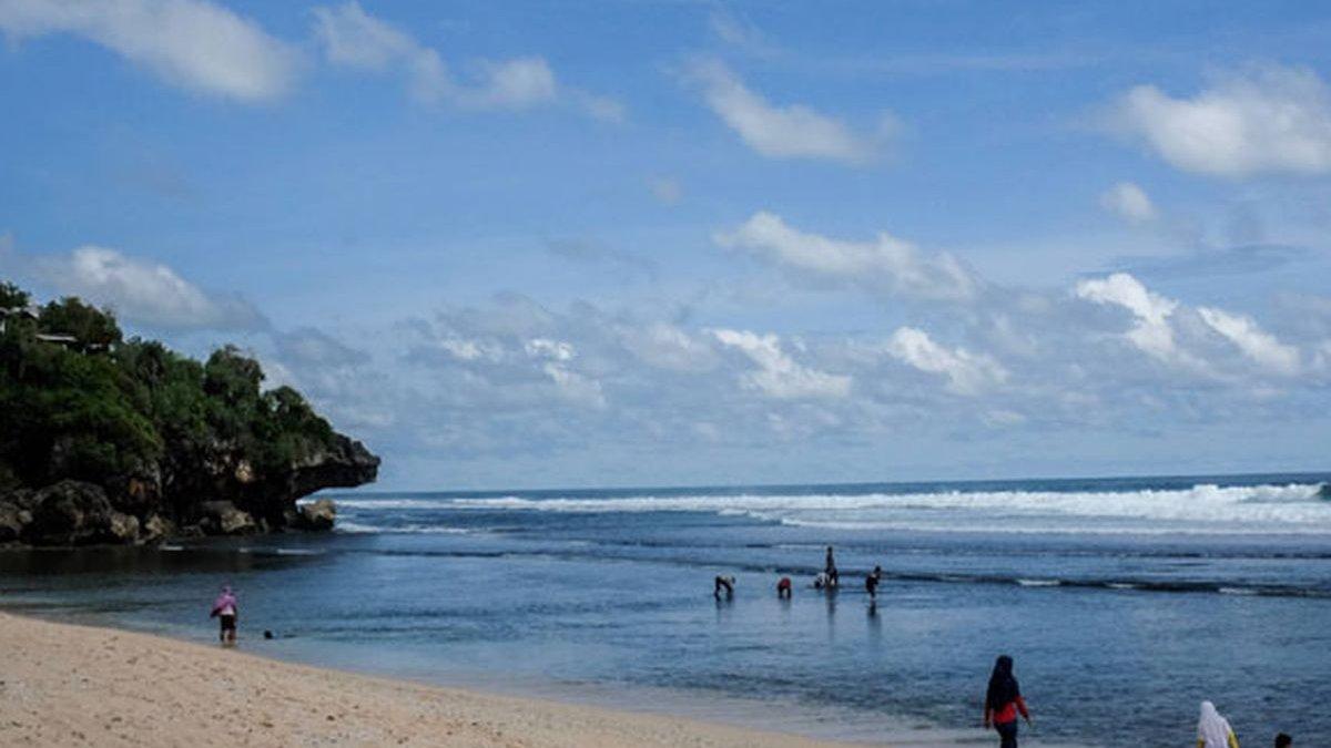 WISATA JATENG: Suasana di Pantai Sundak, Gunung Kidul, pada Februari lalu. Warga menikmati keindahan pantai
