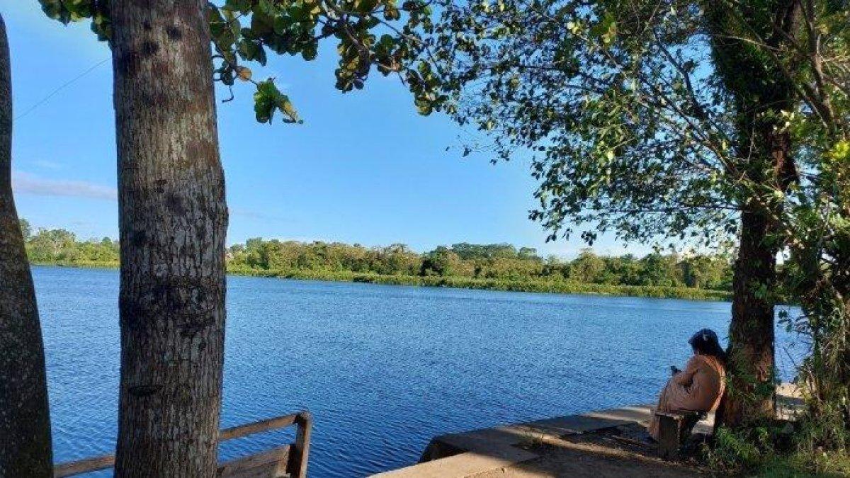 PROGRAM WALI KOTA BENGKULU - Suasana di kawasan wisata Danau Dendam Tak Sudah Kota Bengkulu, Senin (19/5/2025). Meja dan kursi pedagang di Danau Dendam rusak dan tercebur ke danau. Pengunjung harap penataan tetap adil dan tak viral karena kabar buruk.