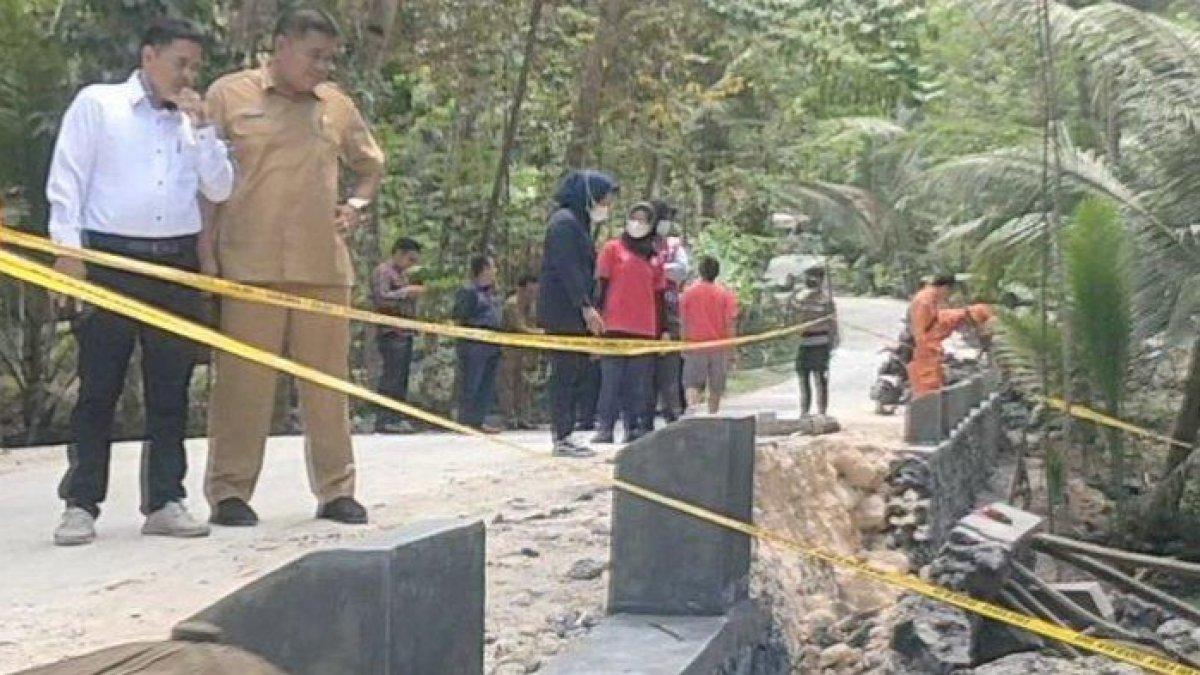 Suasana di lokasi TKP 3 orang pekerja proyek pembangunan TPT di Pangandaran sesaat setelah kejadian.