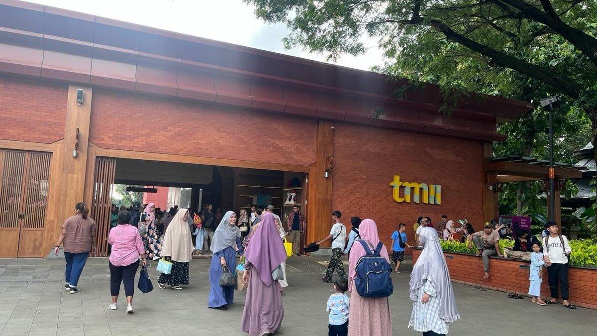 TAMAN MINI GRATIS - Suasana di pintu masuk dan keluar Taman Mini Indonesia Indah (TMII) yang dipadati pengunjung pada hari Lebaran kedua, Kamis (11/4/2024).