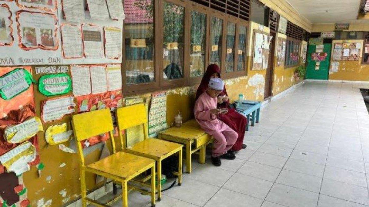 SARANA PRASARANA SEKOLAH - Suasana di teras SDN 57 Pekanbaru, Jumat (2/5/2025). Wali Kota Pekanbaru, Agung Nugroho mengaku bahwa masih sekolah di kota ini yang sarana dan prasarananya belum memadai.