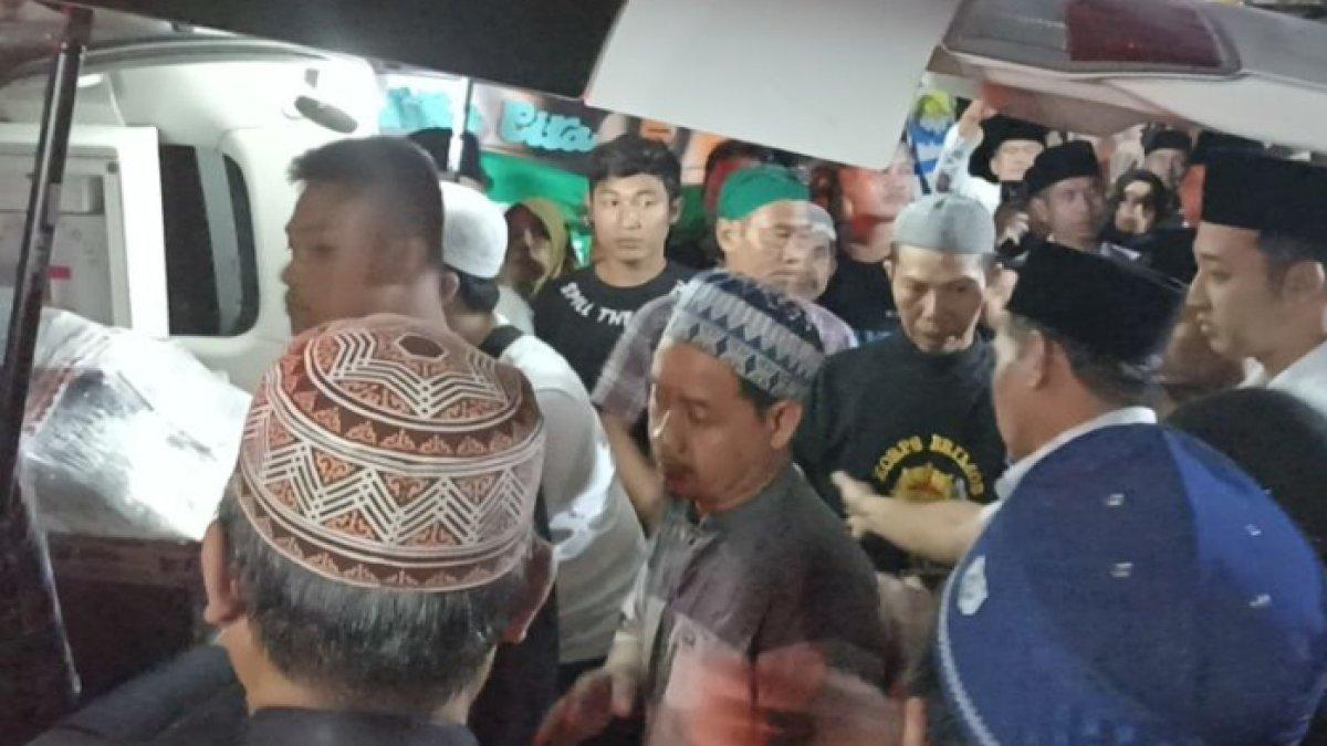 Suasana duka menyelimuti rumah duka ketika jenazah dosen UIN Surakarta, Wahyu Dian tiba di Mataram, NTB