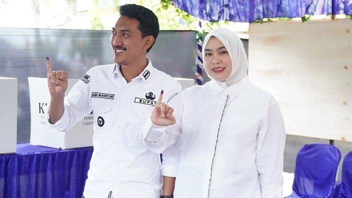 SAIDI MANSYUR - Suasana ketika H Saidi Mansyur dan isteri mencoblos di TPS 002 Sambung Makmur. H Saidi Mansyur tinggal selangkah lagi untuk kembali menduduki kursi Bupati Banjar periode 2024–2029.