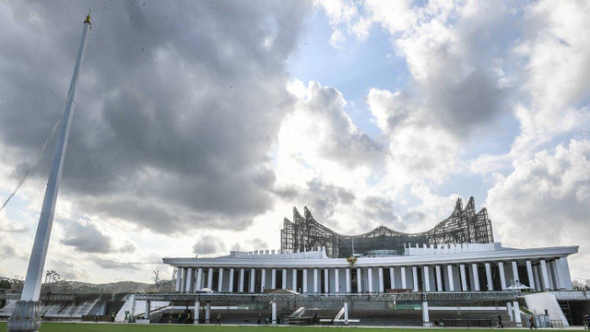 Suasana lapangan upacara yang akan digunakan pada HUT RI di kawasan Istana Kepresidenan IKN, Penajam Paser Utara, Kalimantan Timur, Sabtu (27/7/2024).