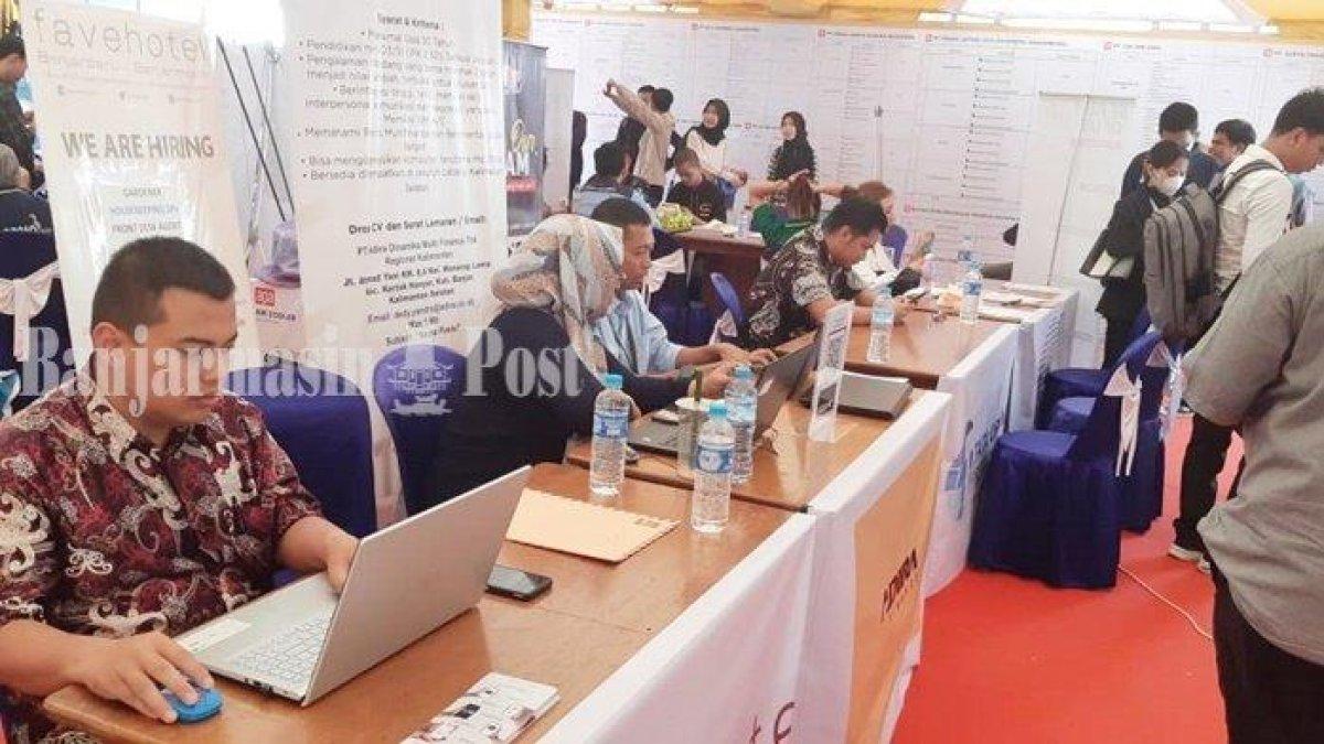 Ilustrasi: Suasana pada stan job fair atau bursa kerja di ajang Kalsel Expo Kalsel, Lapangan Murdjani, Kota Banjarbaru, Provinsi Kalimantan Selatan, Minggu (3/9/2023).