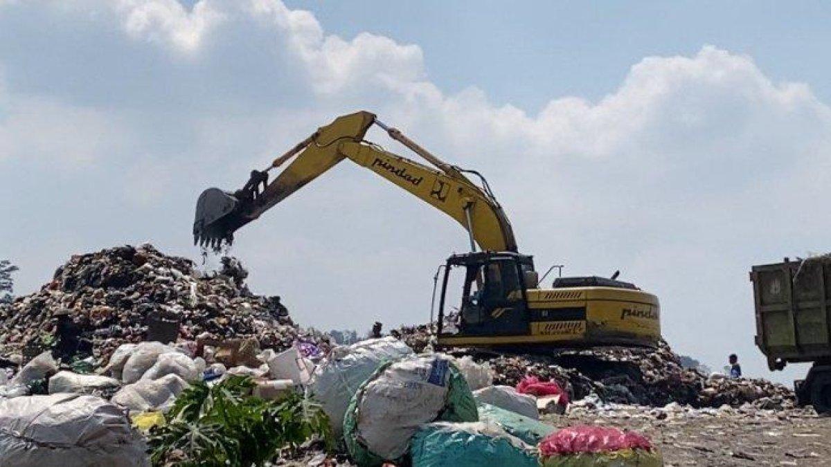 MASALAH SAMPAH SEMARANG - Suasana penimbunan sampah di TPA Blondo, Kecamatan Bawen, Kabupaten Semarang, Rabu (17/7/2024) siang. Sampah yang semakin menggunung dan bobot kiriman sampah yang bertambah setiap harinya berpotensi menyebabkan kelebihan muatan.