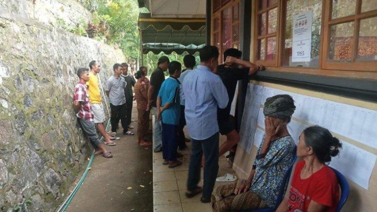 Suasana proses pencoblosan di TPS 5 Desa Pedawa, Kecamatan Banja