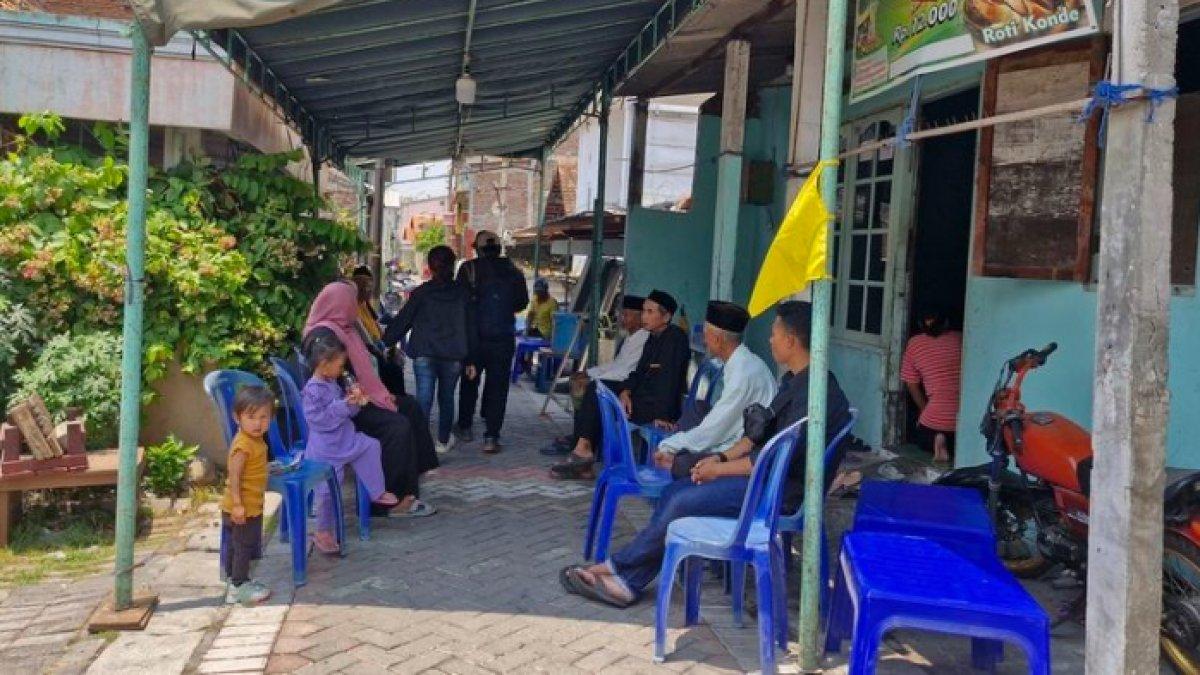 Suasana rumah duka bocah yang tewas misterius dengan dubur dan kemaluan sobek di Semarang, Jawa Tengah, Rabu (1/11/2023).