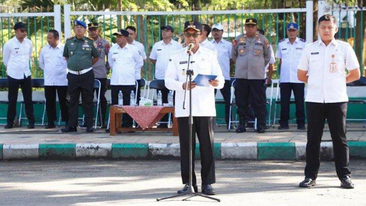 PROGRAM BUPATI PAMEKASAN - Suasana saat Bupati Pamekasan, KH Kholilurrahman Wafi memimpin apel pasukan gabungan penertiban pedagang kaki lima (PKL) di area Taman Monumen Arek Lancor, Rabu (11/6/2025).