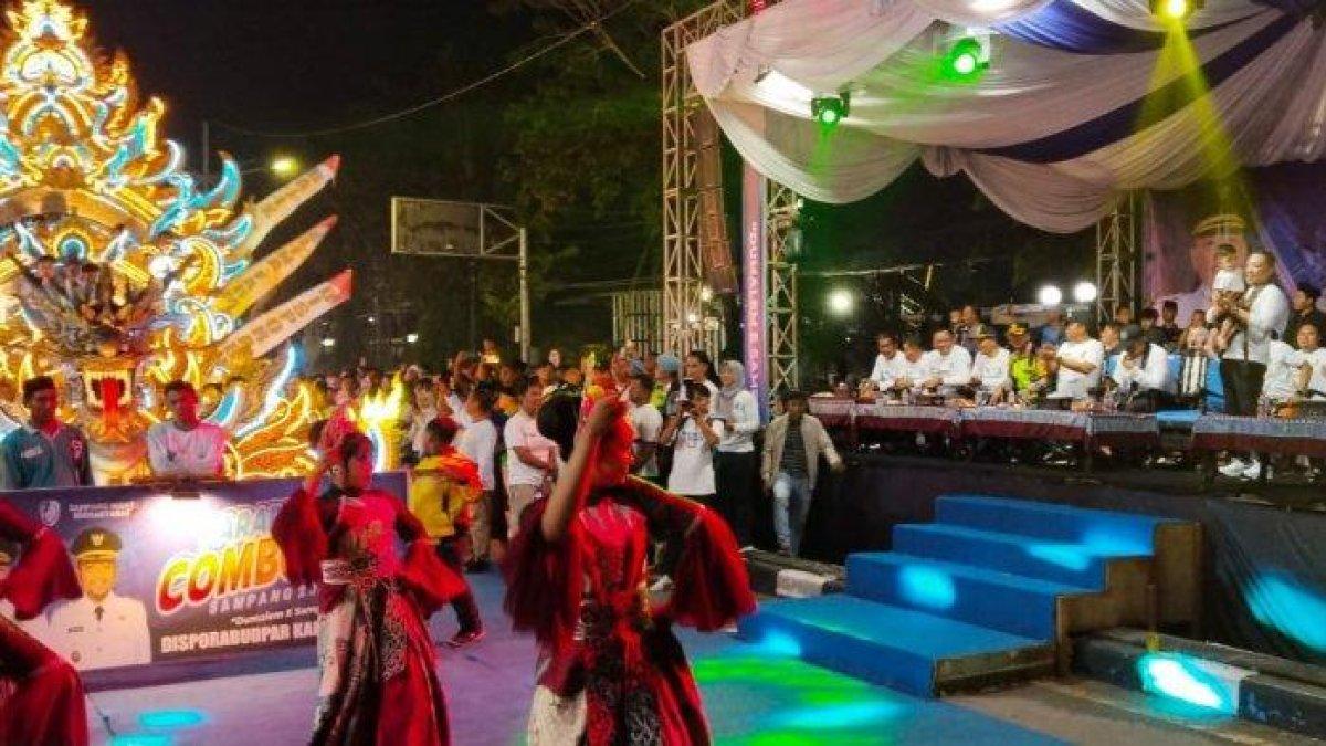 100 HARI KERJA - Suasana saat Parade musik tradisional Daul Combo dan Dug-Dug (Combodug) 2025 di Kabupaten Sampang, Madura. Kegiatan dibuka secara langsung oleh Bupati dan Wakil Bupati Sampang H Slamet Junaidi dan Ahmad Mahfudz, Sabtu (5/4/2025) malam.