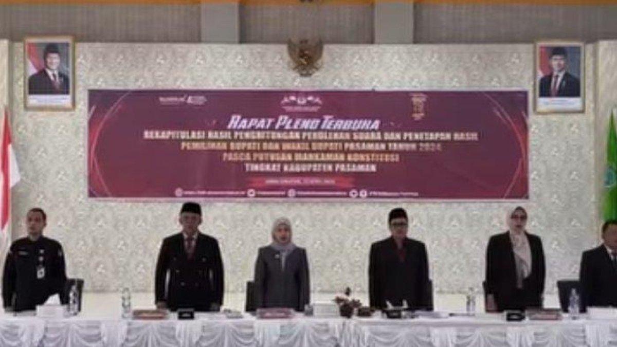PSU PASAMAN - Suasana saat pelaksanaan rapat pleno rekapitulasi hasil perhitungan PSU Kabupaten Pasaman, Rabu (23/4/2025) kemarin. KPU Kabupaten Pasaman, masih menunggu buku registrasi dari Mahkamah Konstitusi (MK) terkait tidak adanya gugatan sebagai syarat untuk menetapkan pasangan calon (Paslon) terpilih pada Pemungutan Suara Ulang (PSU) Pilkada Pasaman.