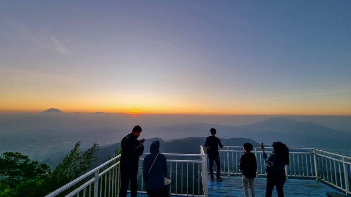 WISATA MAGELANG: Suasana senja di Taman Langit Telomoyo