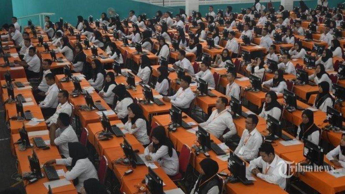 Suasana tes CPNS Pemkot Surabaya di Gelanggang Remaja Tambaksari, Minggu (9/2).