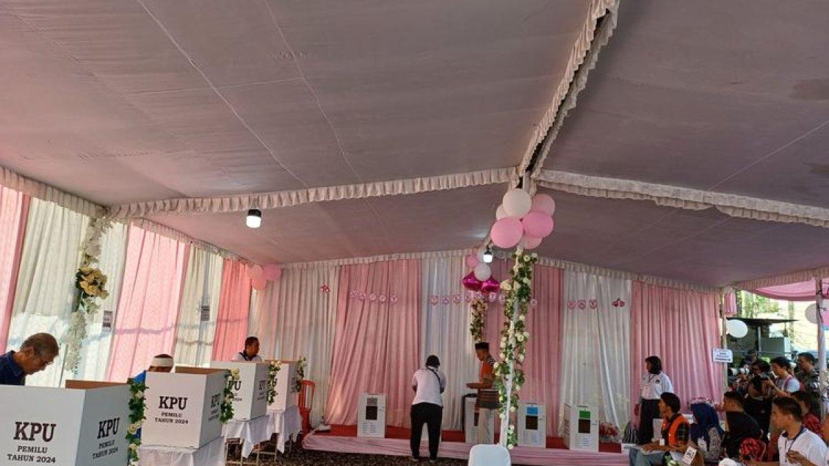 Suasana warna pink menghiasi TPS 34, Manahan, Solo, Jawa Tengah, Rabu (14/2/2024).