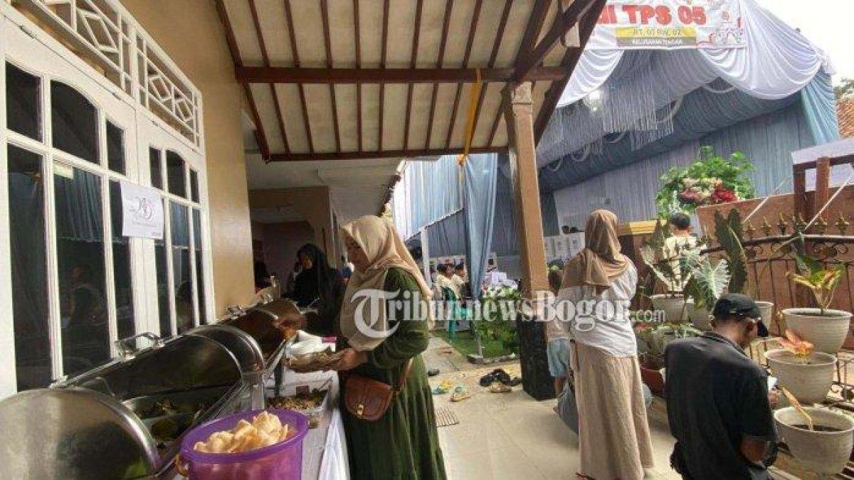 Suasanan pencoblosan di TPS 05, Kelurahan Tengah,