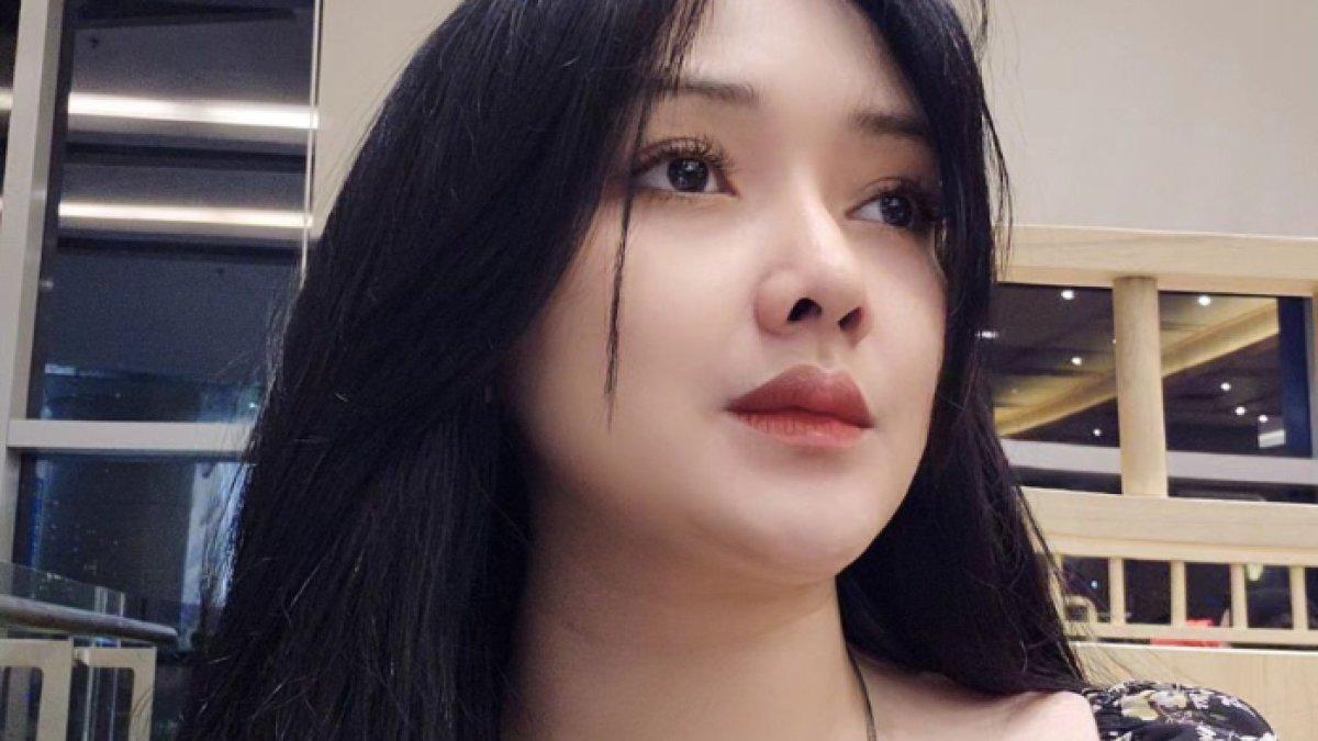 Suci yang memutuskan untuk bersolo karier pada 2014 sebagai penyanyi.