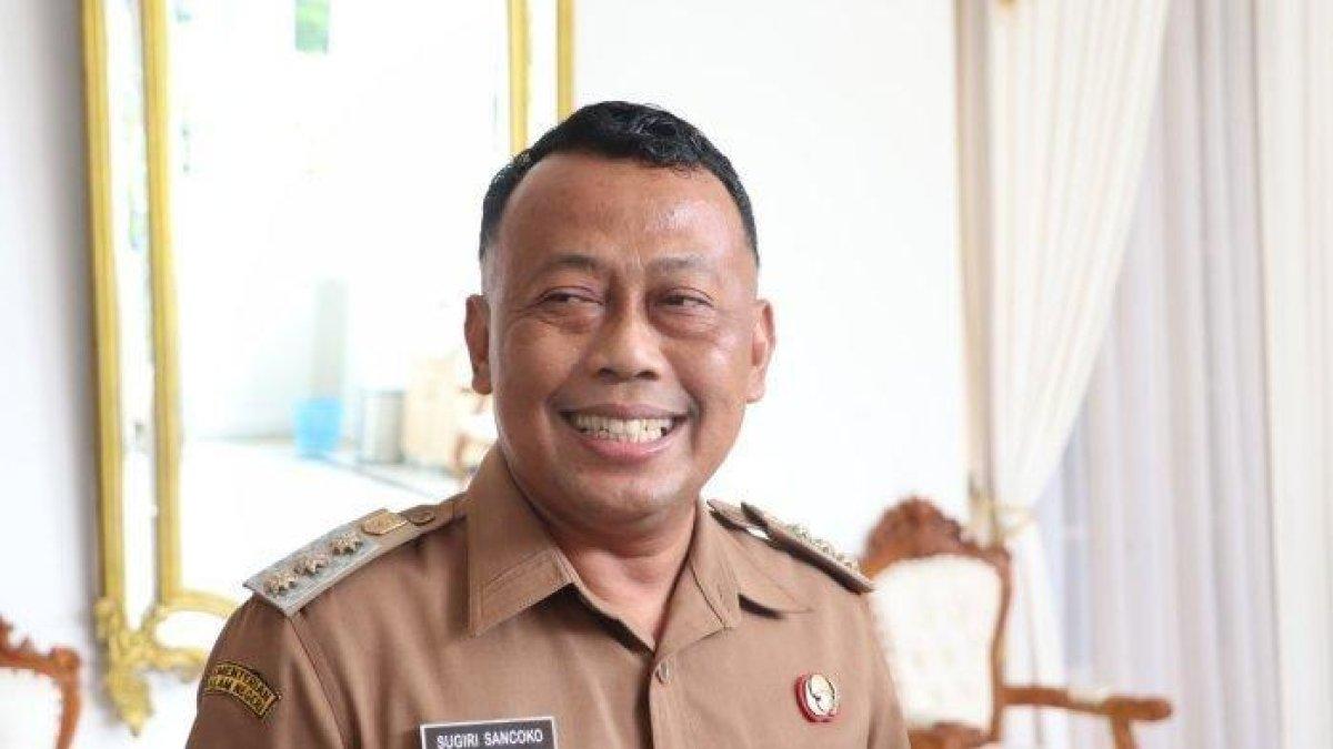 BUPATI SUGIRI SANCOKO - Foto H. Sugiri Sancoko, S.E., M.M. saat ditemui oleh awak media di Kantor Bupati Ponorogo pada 10 Oktober 2023. Berikut profil eks Anggota DPRD Provinsi Jawa Timur tersebut.