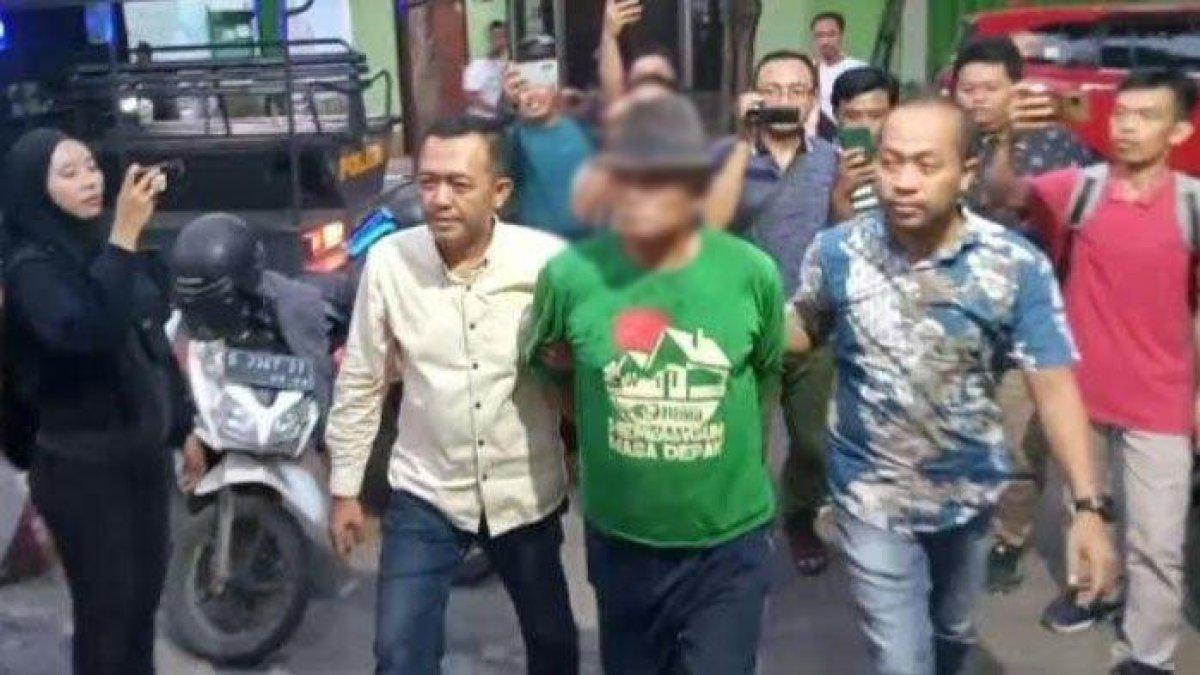 Sukinar (kaos hijau) saat diamankan anggota Polsek Tuban Kota, Jumat (10/11/2023) lalu.