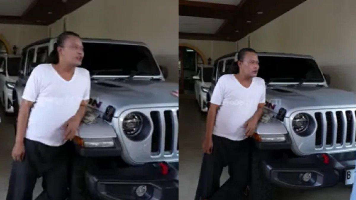 Sule saat memamerkan dan menceritakan kejadian mistis di mobilnya yang dipenuhi belatung