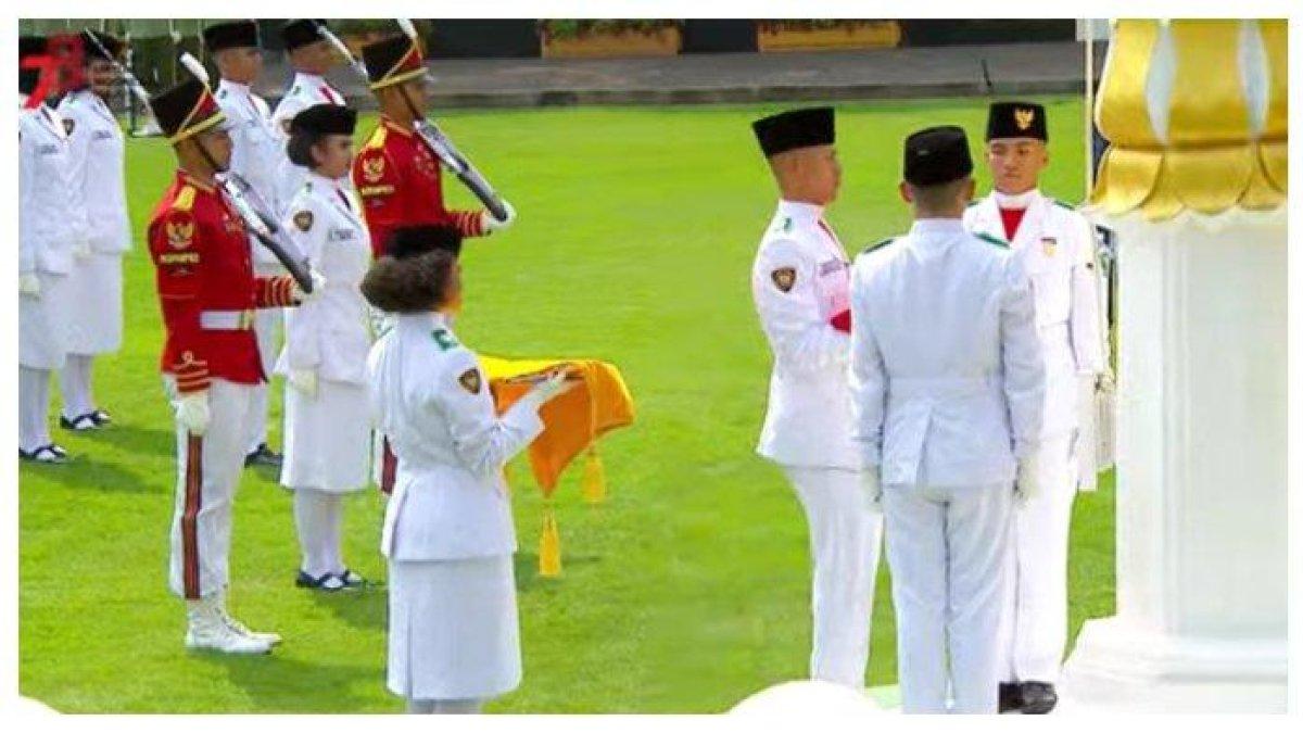 Lilly Indiani Suparman Wenda saat menyerahkan Bendera Merah Putih ke Pengibar Bendera di Istana Negara, 17 Agustus 2023