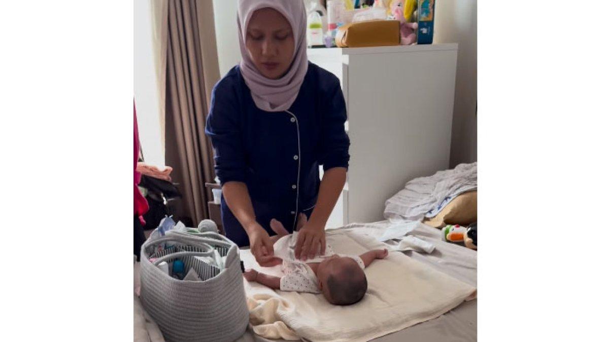 Sus Ayu mengganti popok Lily