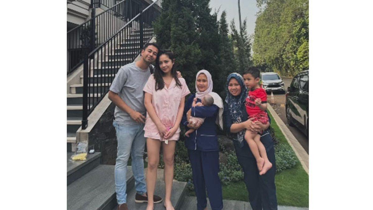 Sus Ayu pengasuh Lily bersama Sus Rini, Raffi Ahmad dan Nagita Slavina.