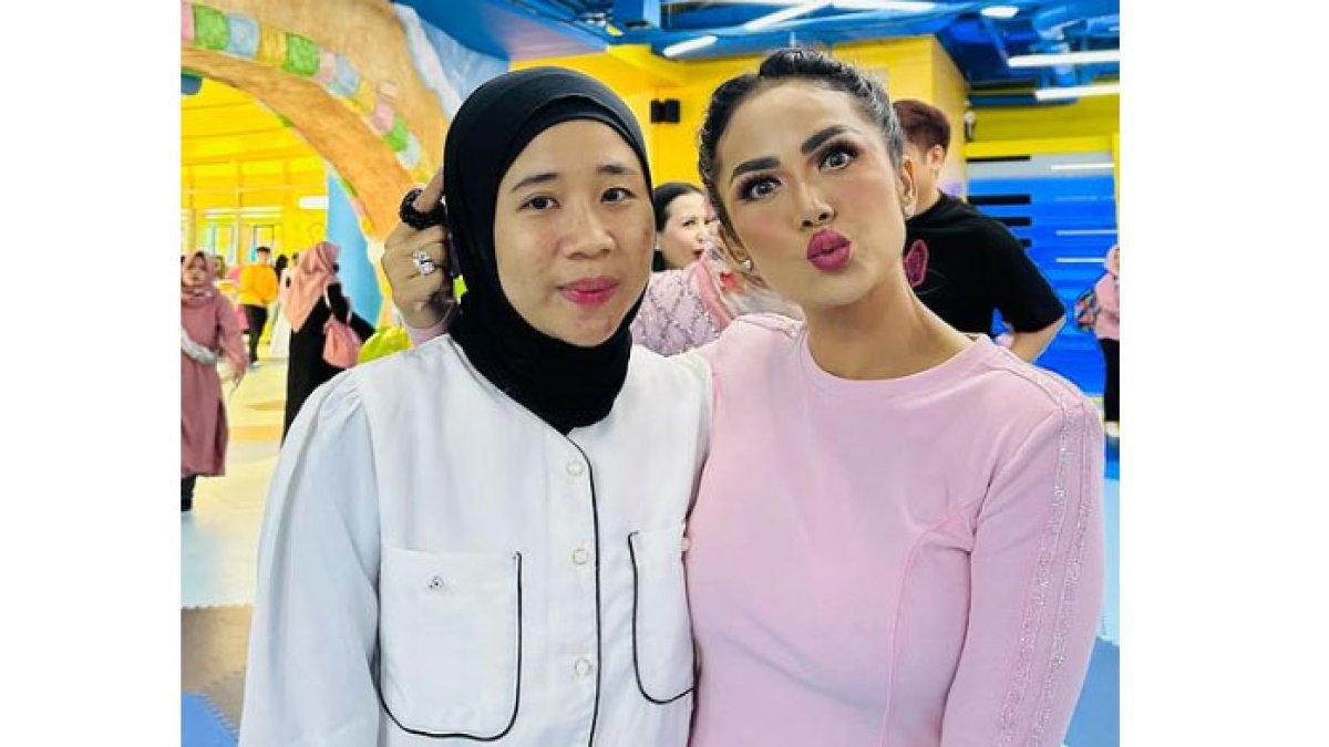 Suster Suroh bersama Krisdayanti.