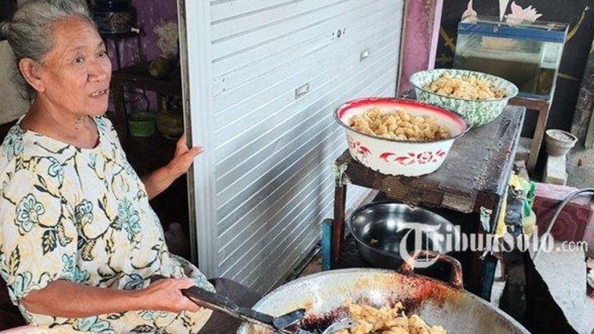 KEPELAN KHAS KLATEN: Suwarni, penjual kepelan di Klaten, Jawa Tengah