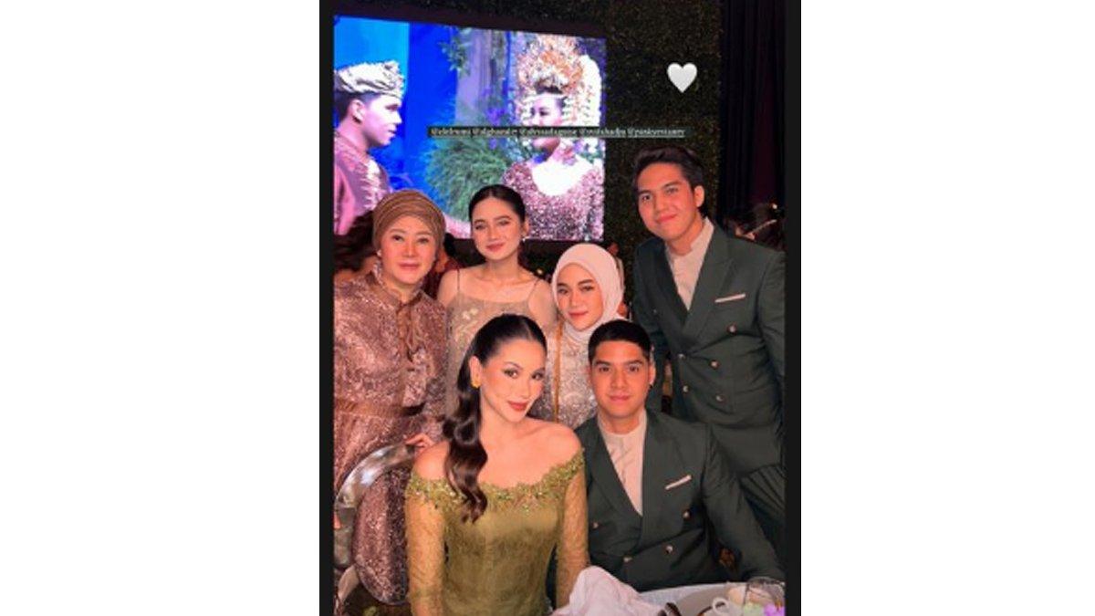 Syifa dan El kondangan bareng.