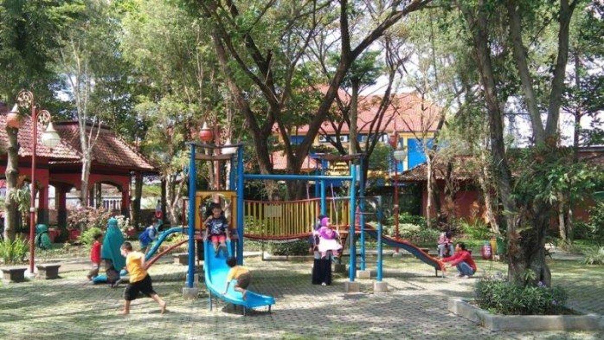 TAMAN DI KLATEN - Taman Lampion di Klaten.