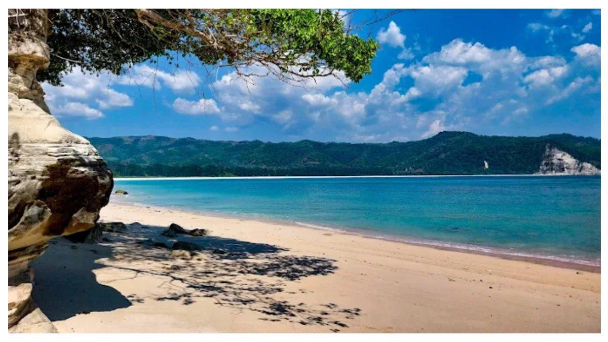 Air laut di pantai tarimbang yang terlihat cantik