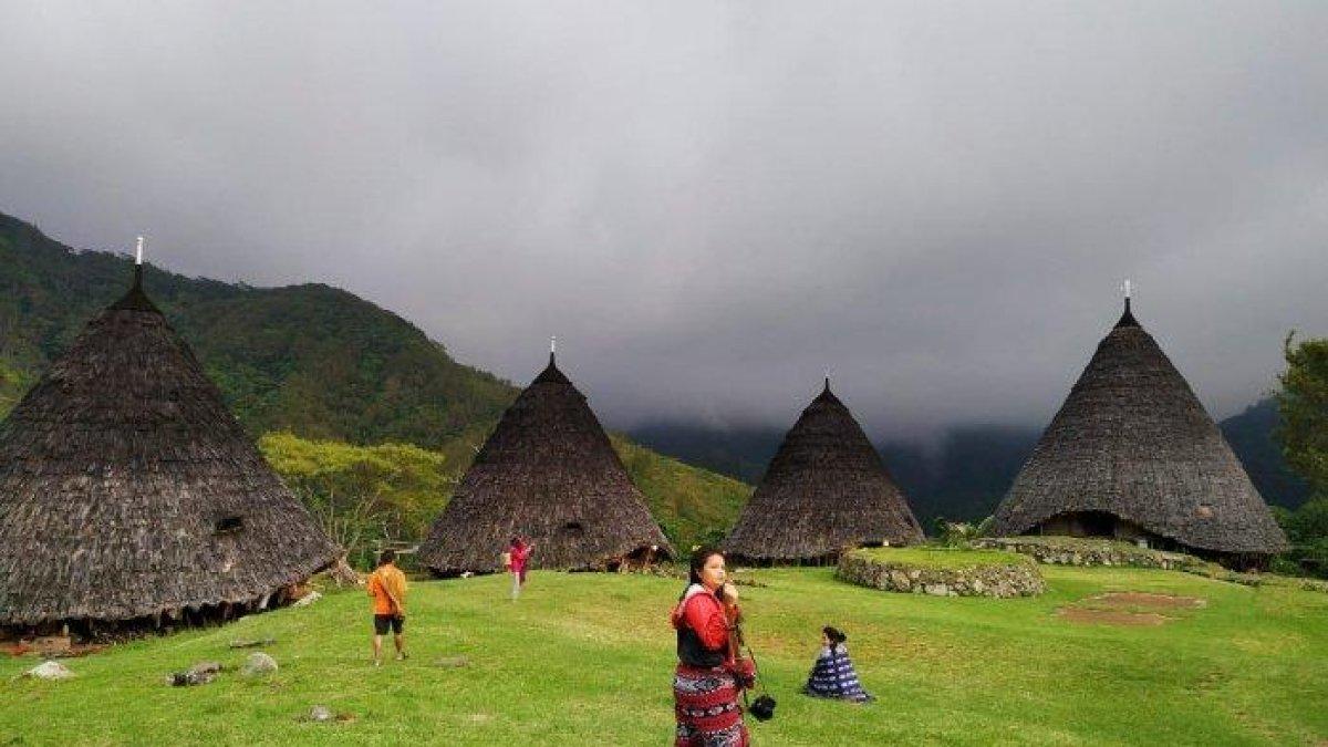 TEMPAT WISATA FLORES - Kampung adat Wae Rebo di Desa Satarlenda, Kecamatan Satarmese Barat, Manggarai, Nusa Tenggara Timur.
