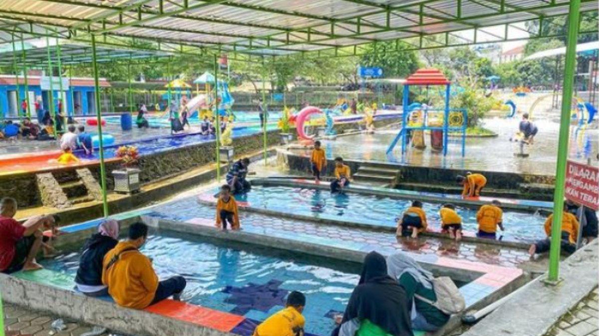 TERAPI IKAN UMBUL - Umbul Pelem Waterpark Klaten ada kolam untuk terapi ikan.
