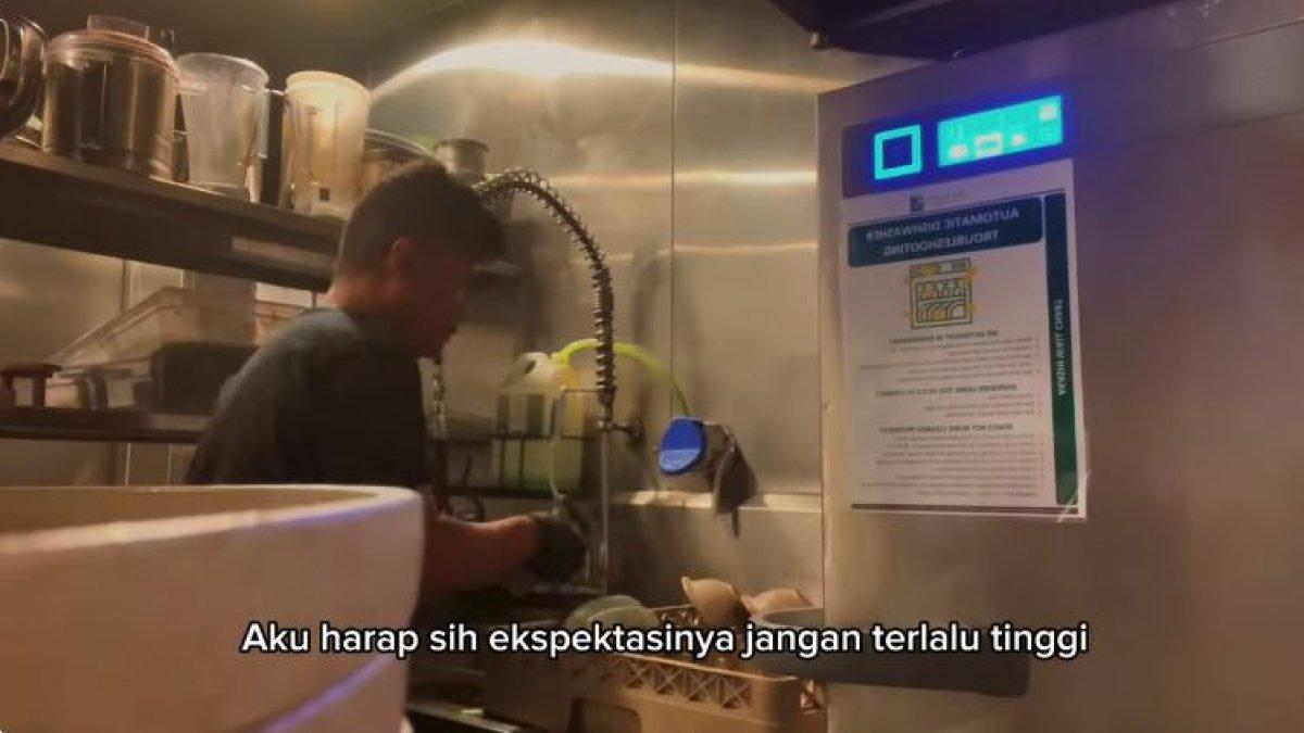 TKI di Australia jadi tukang cuci piring, gajinya Rp 15 juta per minggu.