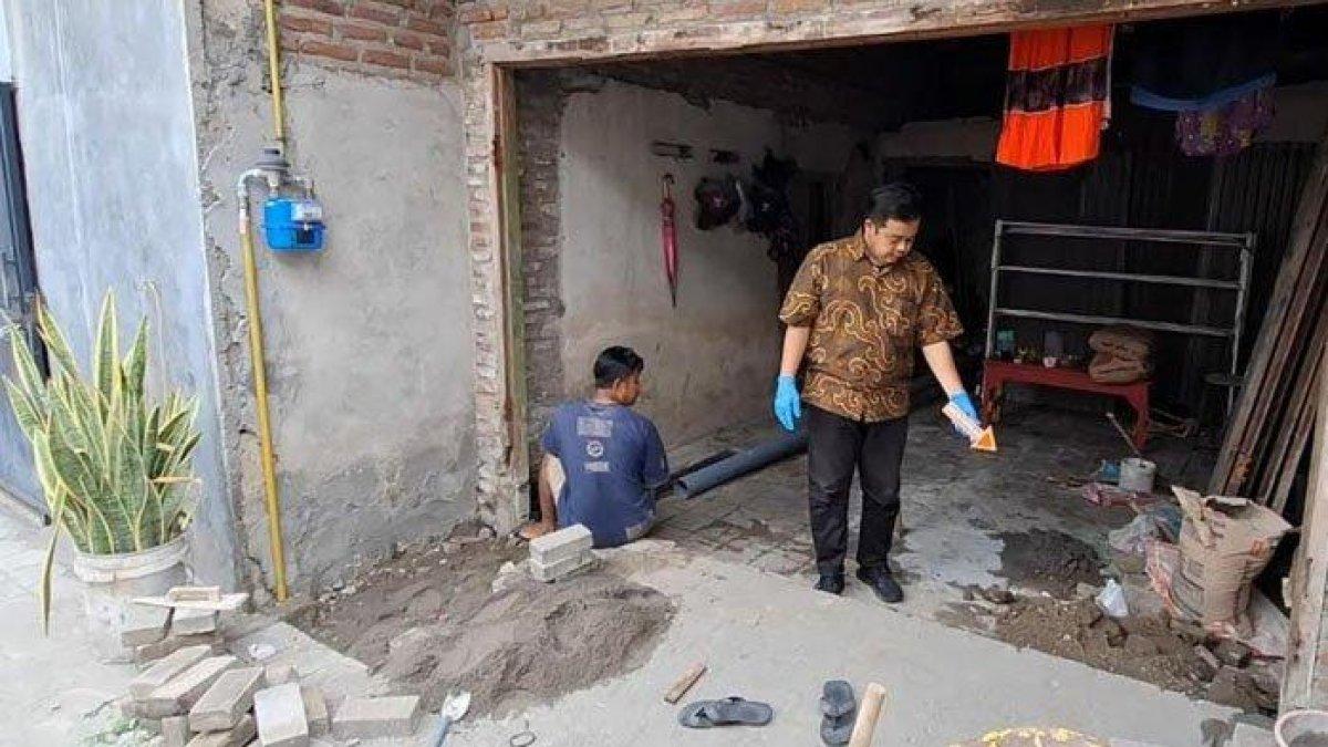 Polisi melakukan olah TKP di lokasi penganiayaan terhadap pasangan suami istri di Kelurahan/Kecamatan Kranggan, Kota Mojokerto, yang dipukul linggis oleh tetangganya, 2023.