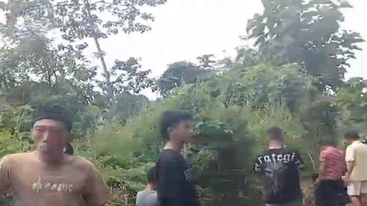 Warga mendatangi TKP kakak adik kecelakaan saat hendak silaturahmi lebaran ke rumah keluarganya di perbatasan Desa Damarpura dan Tanjung Beringin, Kamis (11/4/2024)