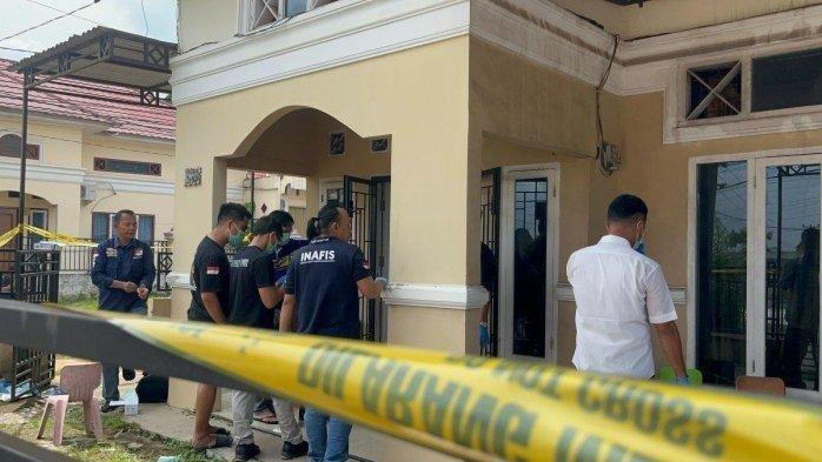 POLISI DIBUNUH ORMAS - Polda Jambi melakukan olah tempat kejadian perkara (TKP) dalam kasus kematian Aipda Hendra M Utama. Anggota Polres Muaro Jambi itu ditemukan dalam kondisi meninggal di rumahnya RT 26, Kelurahan Pematang Sulur, Kota Jambi.Pelaku pembunuhan Aipda Hendra tertangkap, terungkap penyebabnya gara-gara tagih utang Rp 150 ribu.
