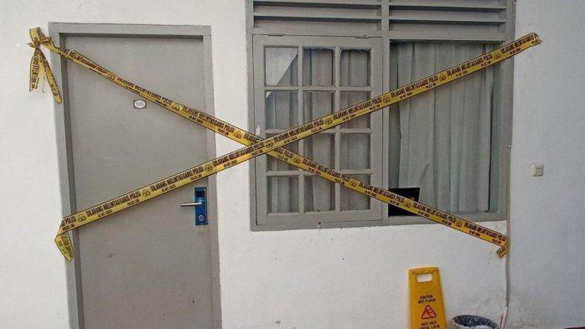 DIPLOMAT TEWAS - TKP penemuan mayat di Gondangdia, Jakarta Pusat dipasang garis polisi. Berawal dari laporan istri.