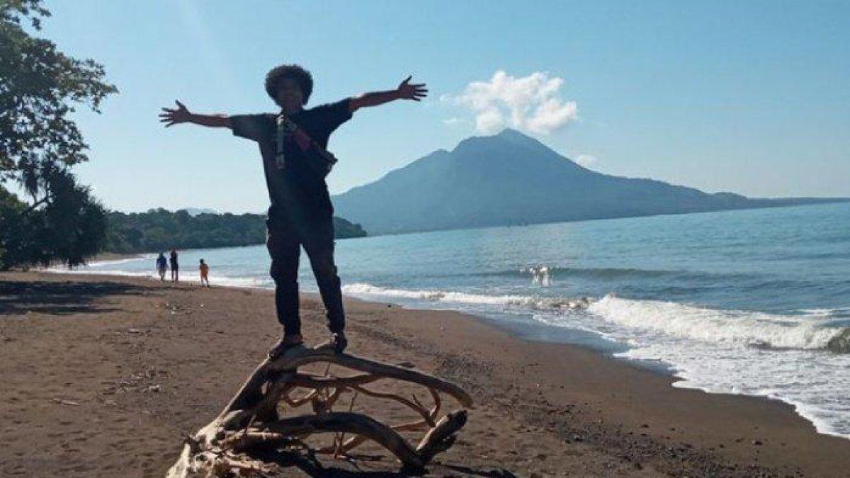 Suasana di Pantai Toka