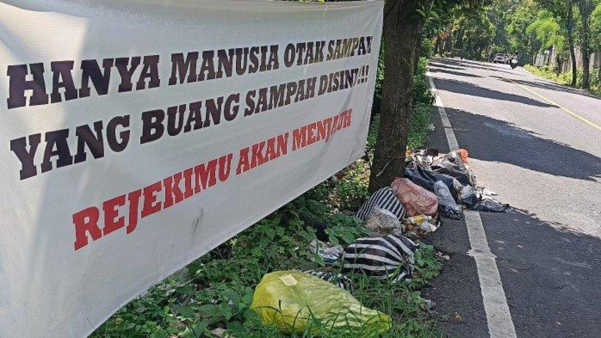 MASALAH SAMPAH GIANYAR - Salah satu TPS liar di Jalan Raya Goa Gajah, Kabupaten Gianyar, Bali, Minggu 27 April 2025.