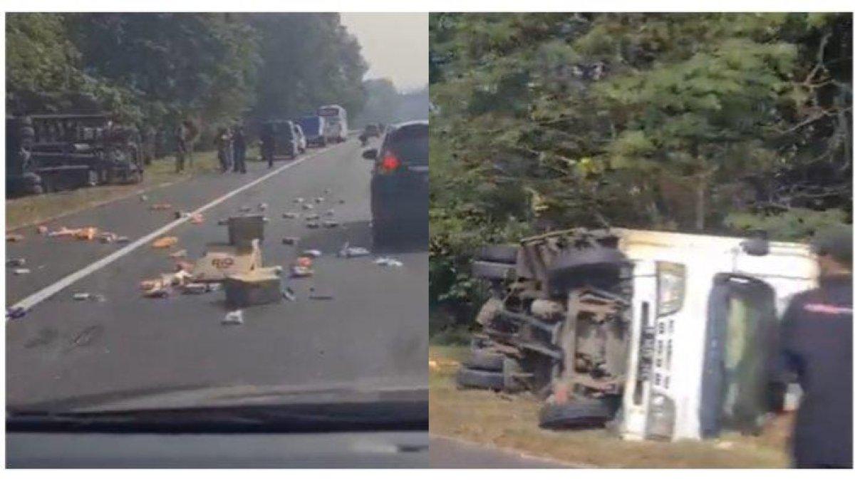 Tabrakan beruntun di Tol Cipularang, truk muatan tisu terperosok hingga akhirnya terguling