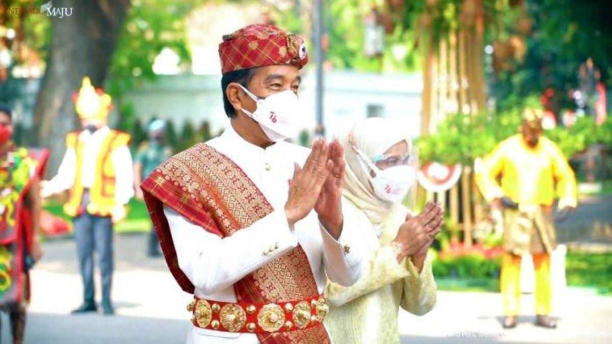 Pada upacara HUT Kemerdekaan RI tahun 2021, Presiden Jokowi mengenakan pakaian adat Pepadun dari Provinsi Lampung.