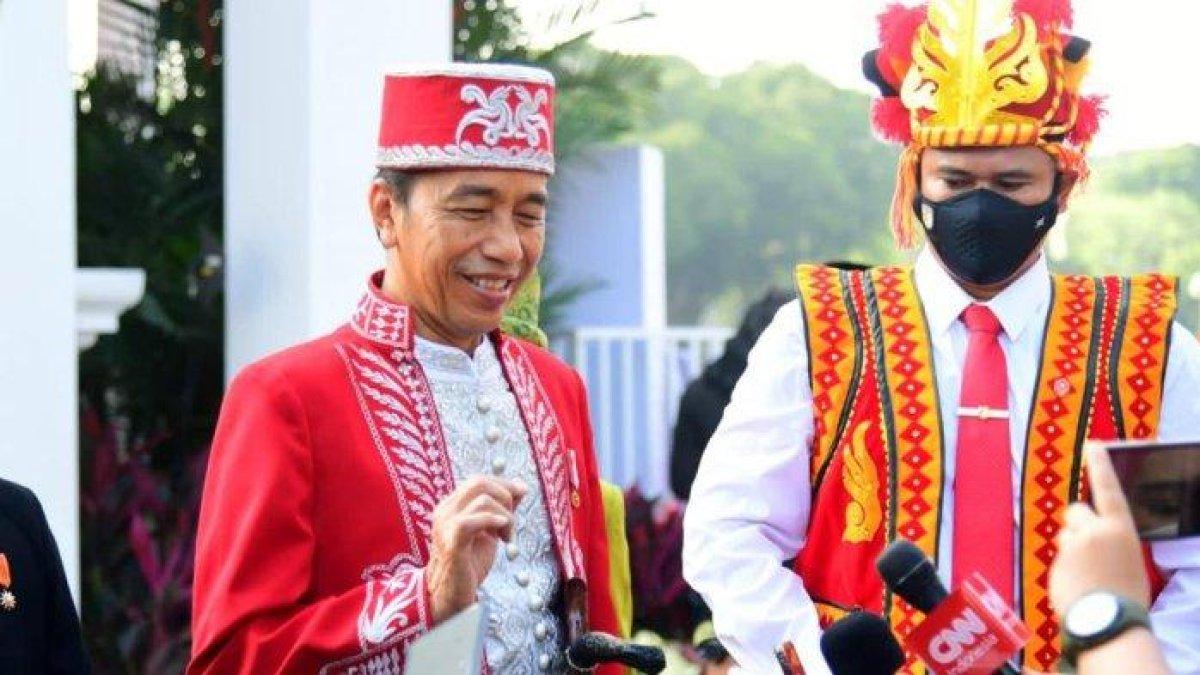 Pada Upacara Detik-Detik Proklamasi, pada Rabu (17/08/2022), Presiden Jokowi memilih baju adat asal Buton, Provinsi Sulawesi Tenggara.