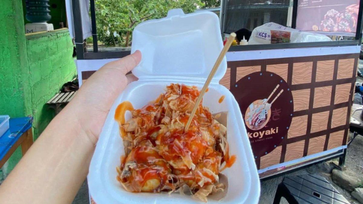 REKOMENDASI JAJANAN KAKINIAN: Takoyaki dengan topping saus merah yang menggoda, mayones creamy, serta taburan katsuobushi