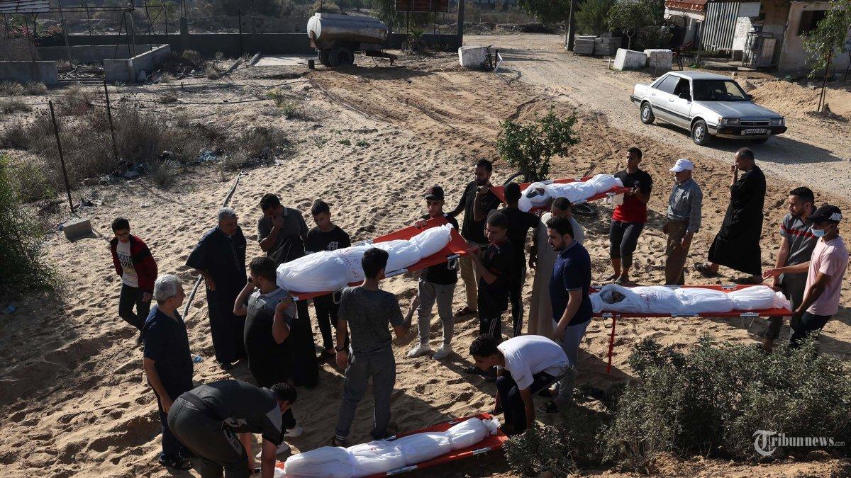 Talaat Barhom (Kiri) menghadiri pemakaman istri dan empat anaknya yang tewas akibat pemboman Israel, di Rafah, Jalur Gaza selatan pada 6 November 2023. Ribuan warga sipil, baik warga Palestina maupun Israel, tewas sejak 7 Oktober 2023. , setelah militan Hamas Palestina yang berbasis di Jalur Gaza memasuki Israel selatan dalam serangan yang belum pernah terjadi sebelumnya yang memicu perang yang diumumkan oleh Israel terhadap Hamas dengan pemboman balasan di Gaza.